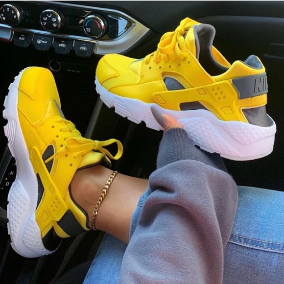 Nike Shoes - Nike huarache run sneakers